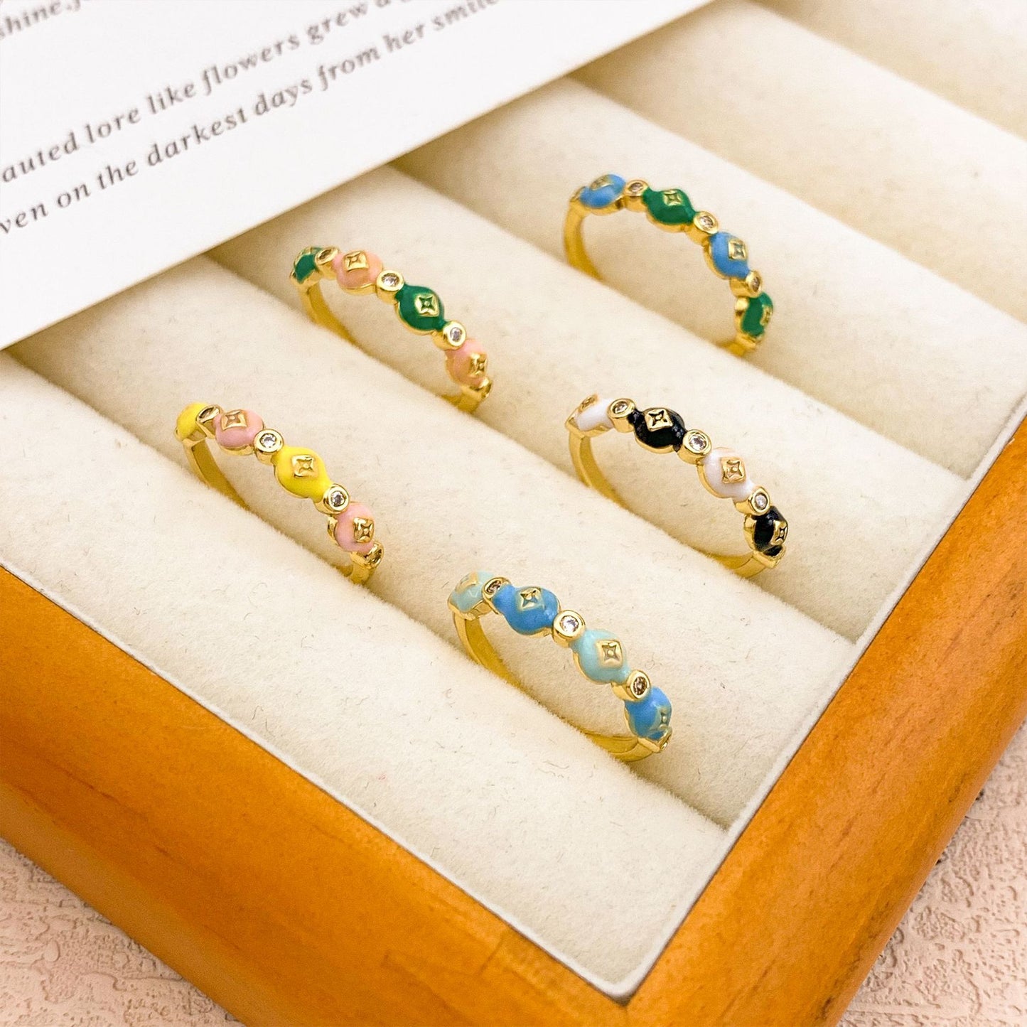 Anello in lega placcato oro con fiori a goccia smaltati per donna