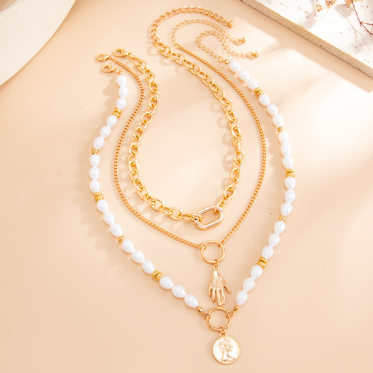 Vintage Baroque Geometric Round Zinc Alloy Pendant Iron Plated Pearl Chain Necklace for Women