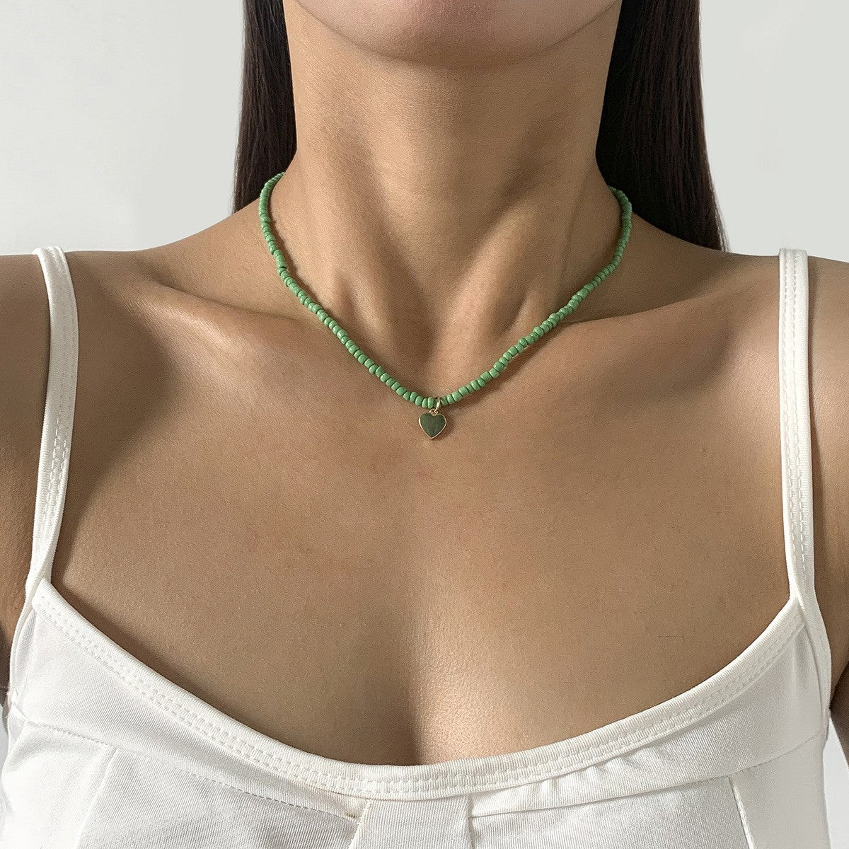 Collana con ciondolo a cuore in lega smaltata in stile fattoria minimalista da donna con design monostrato di perline colorate