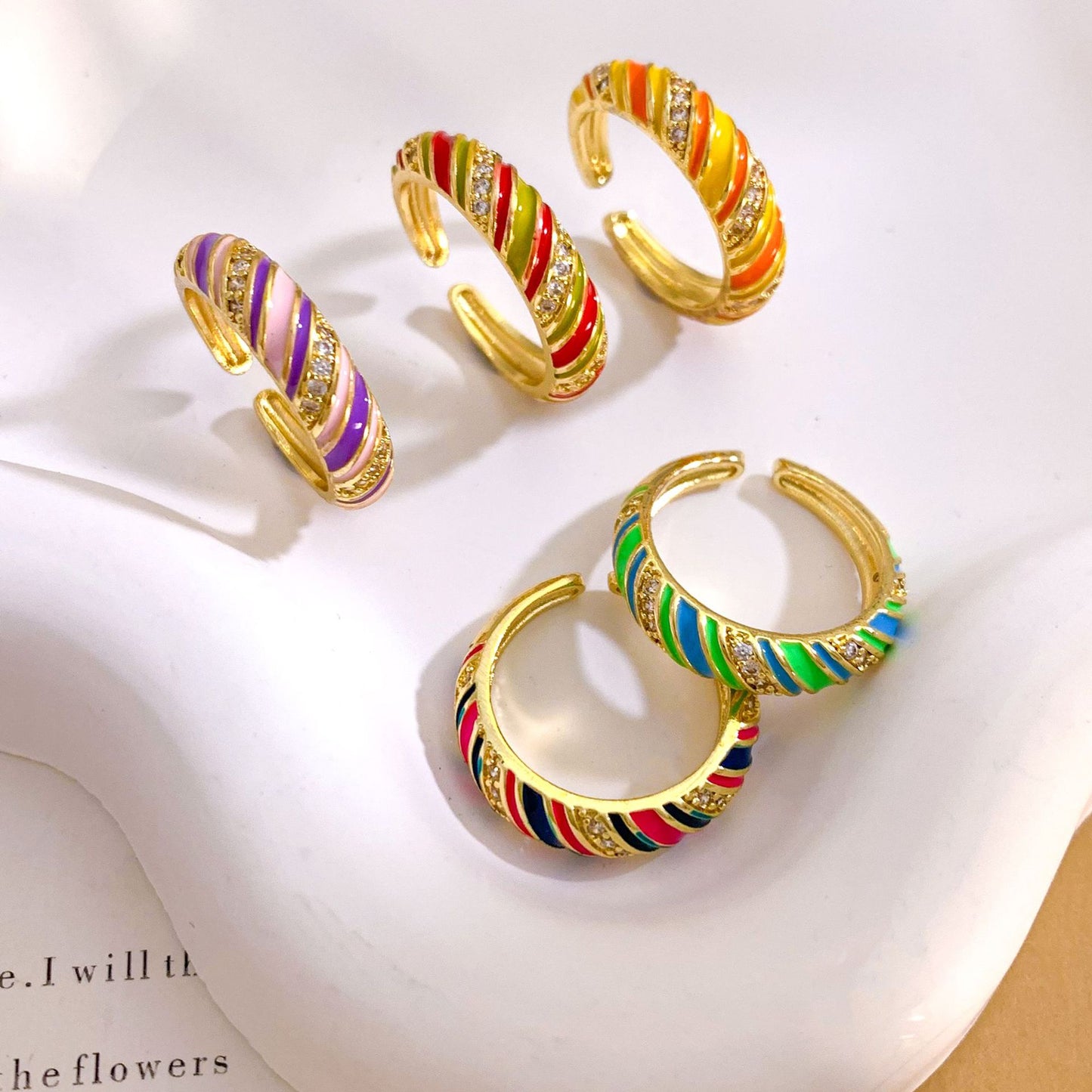 Anello a forma di cuore in ottone, con zirconi cubici, placcato oro, dal design regolabile e aperto, per donna