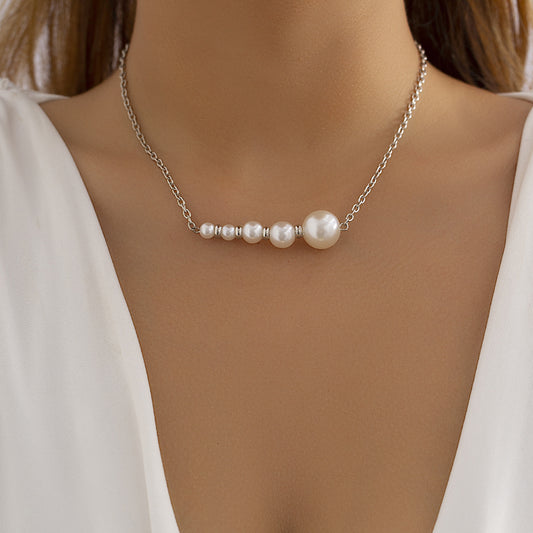 Collana con Pendente Geometrico Minimalista e Perline per Donna con Perle in Resina e Catenina a Croce