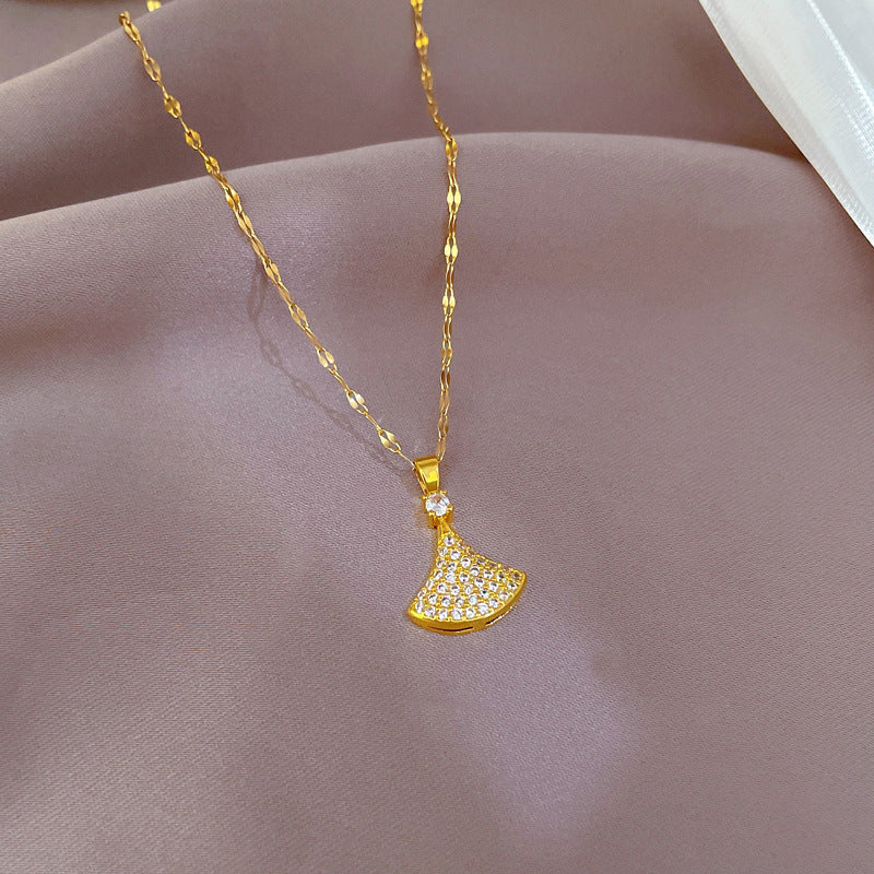 Elegante collana da donna in acciaio al titanio con zirconia incastonata, ciondolo a gonna svasata e finitura placcata