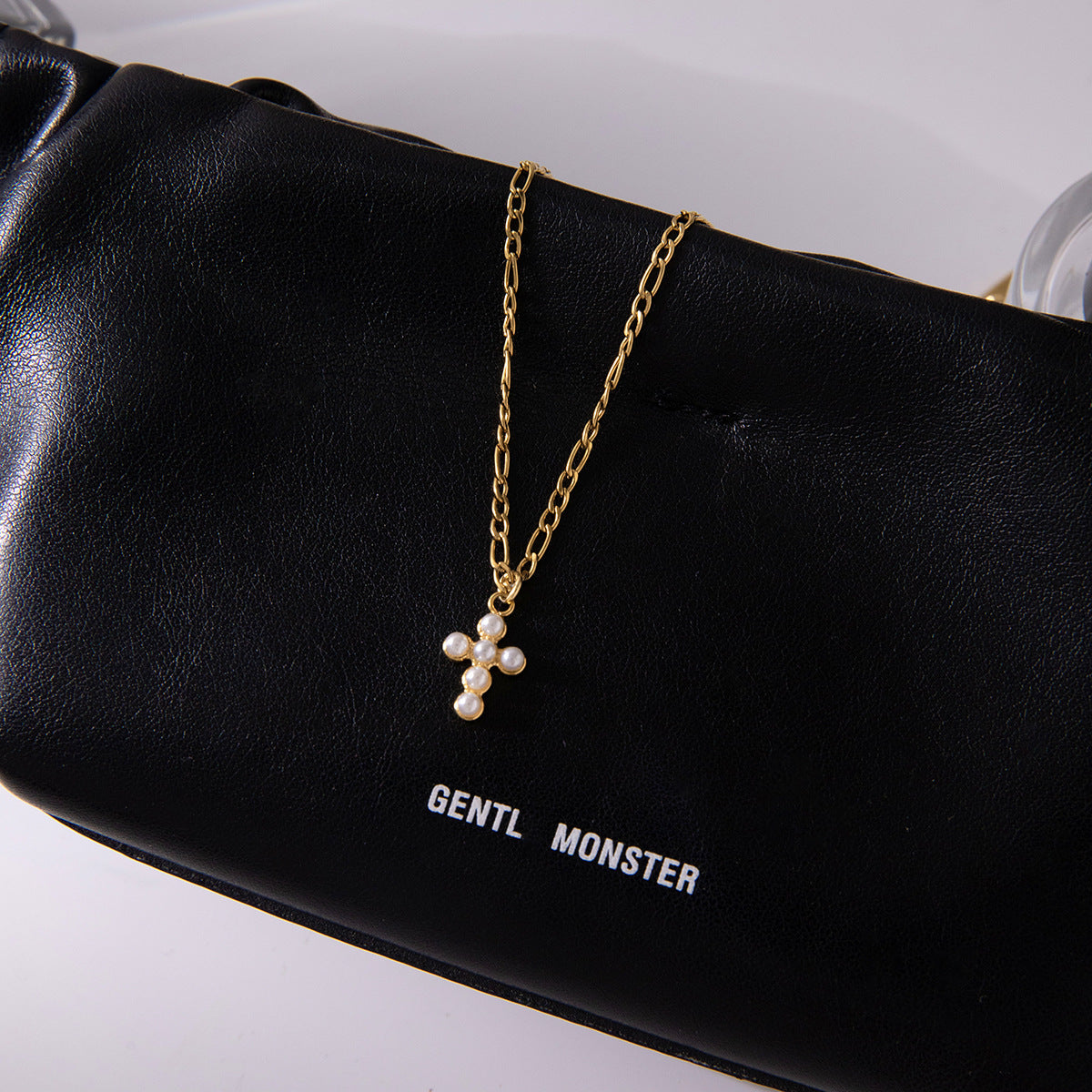 Collana con ciondolo a croce minimalista da donna in acciaio al titanio con finitura galvanizzata