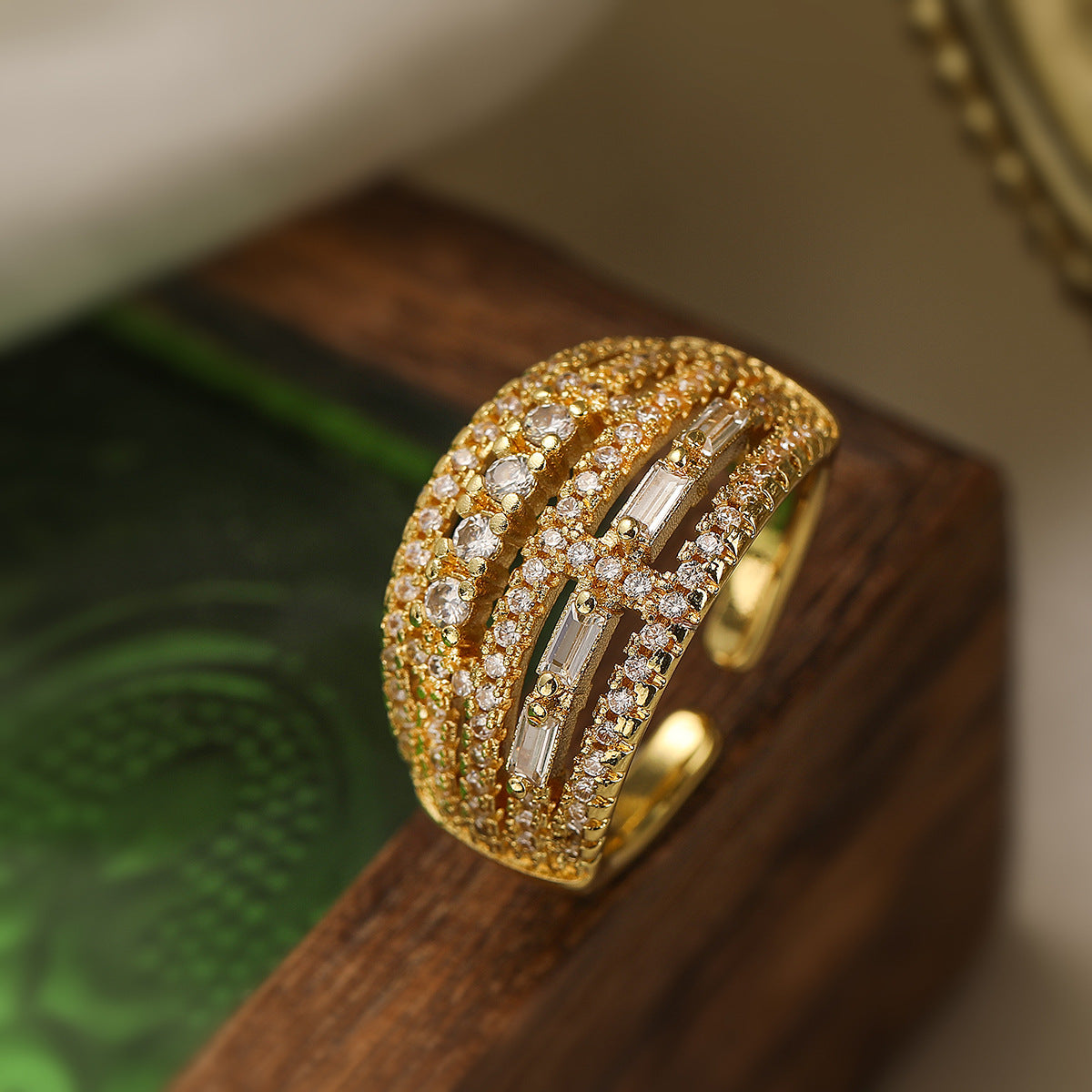Anello aperto geometrico minimalista da donna in ottone placcato oro con intarsio in zircone