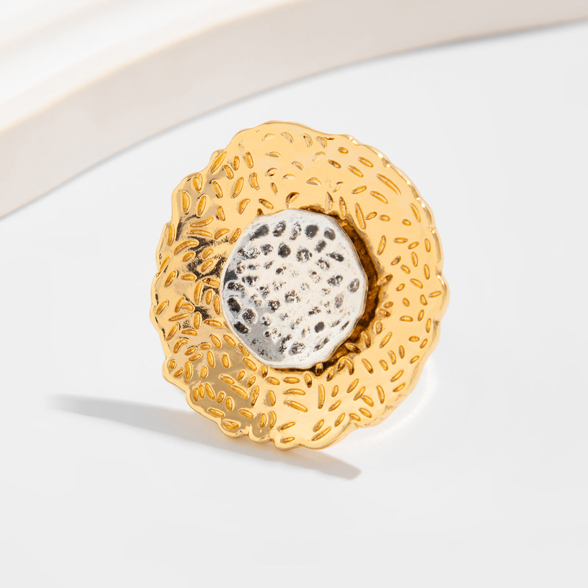 Anillo minimalista de aleación para mujer, tono frío, con hoja hueca y forma geométrica, acabado galvanizado.