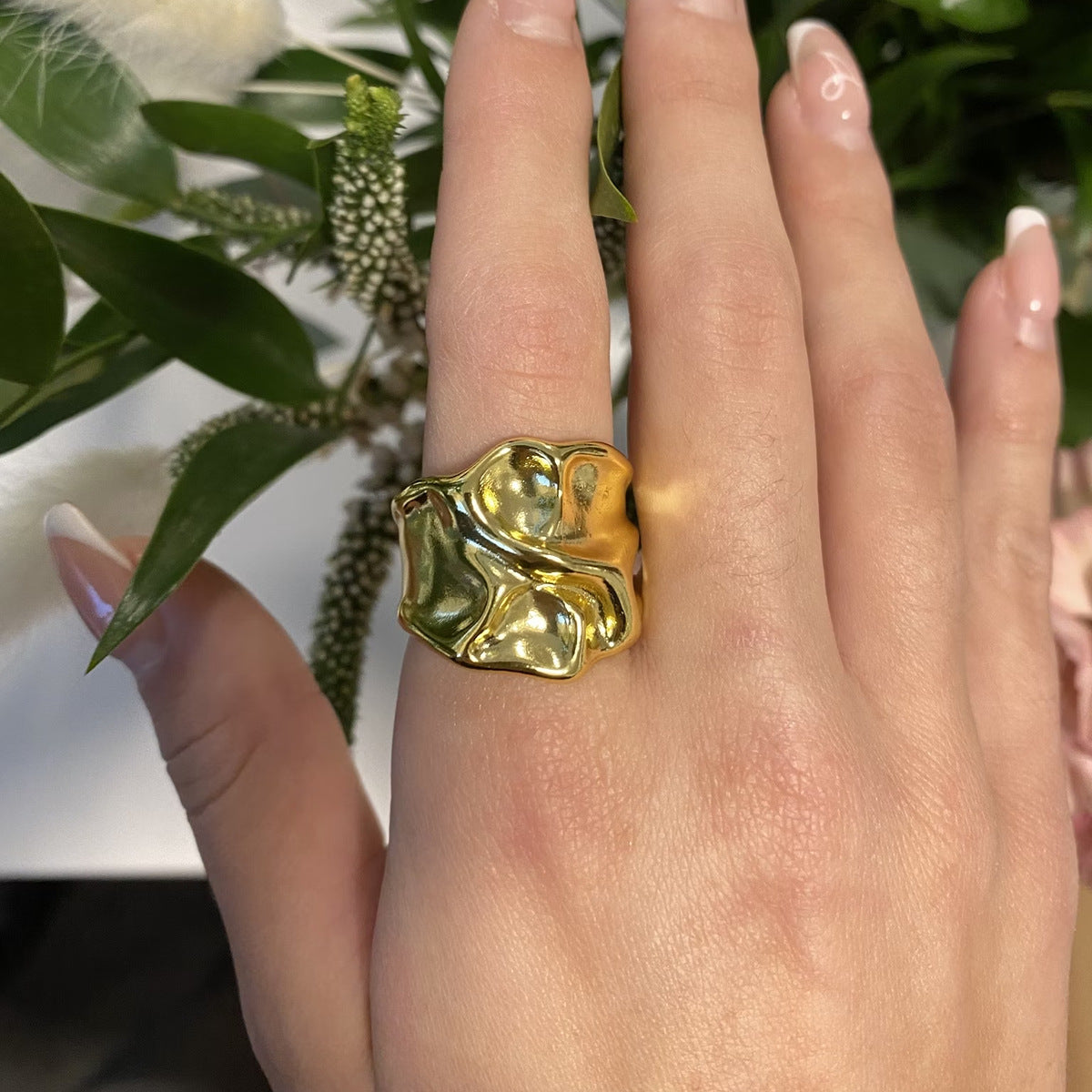 Anello Aperto Martellato Unisex in Acciaio Inox Placcato Oro 18K Design Unico Minimalista