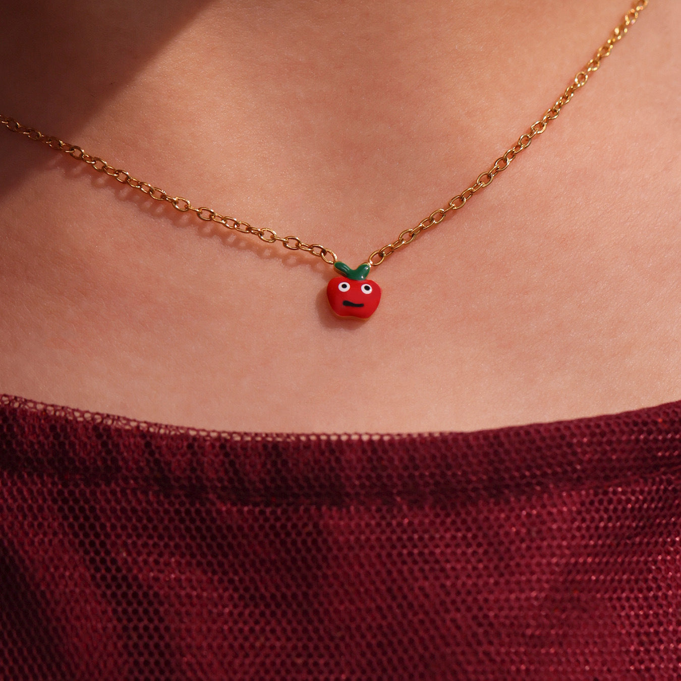 Conjunto de collar, pulsera, pendientes y anillo abierto con colgante en forma de manzana roja adorable para niñas, de acero inoxidable con acabado esmaltado