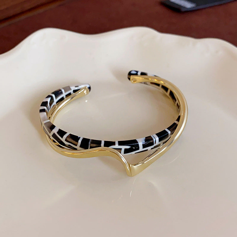 Pulsera de metal con patrón de cuadrícula geométrica de tono frío minimalista con acabado galvanizado para mujer