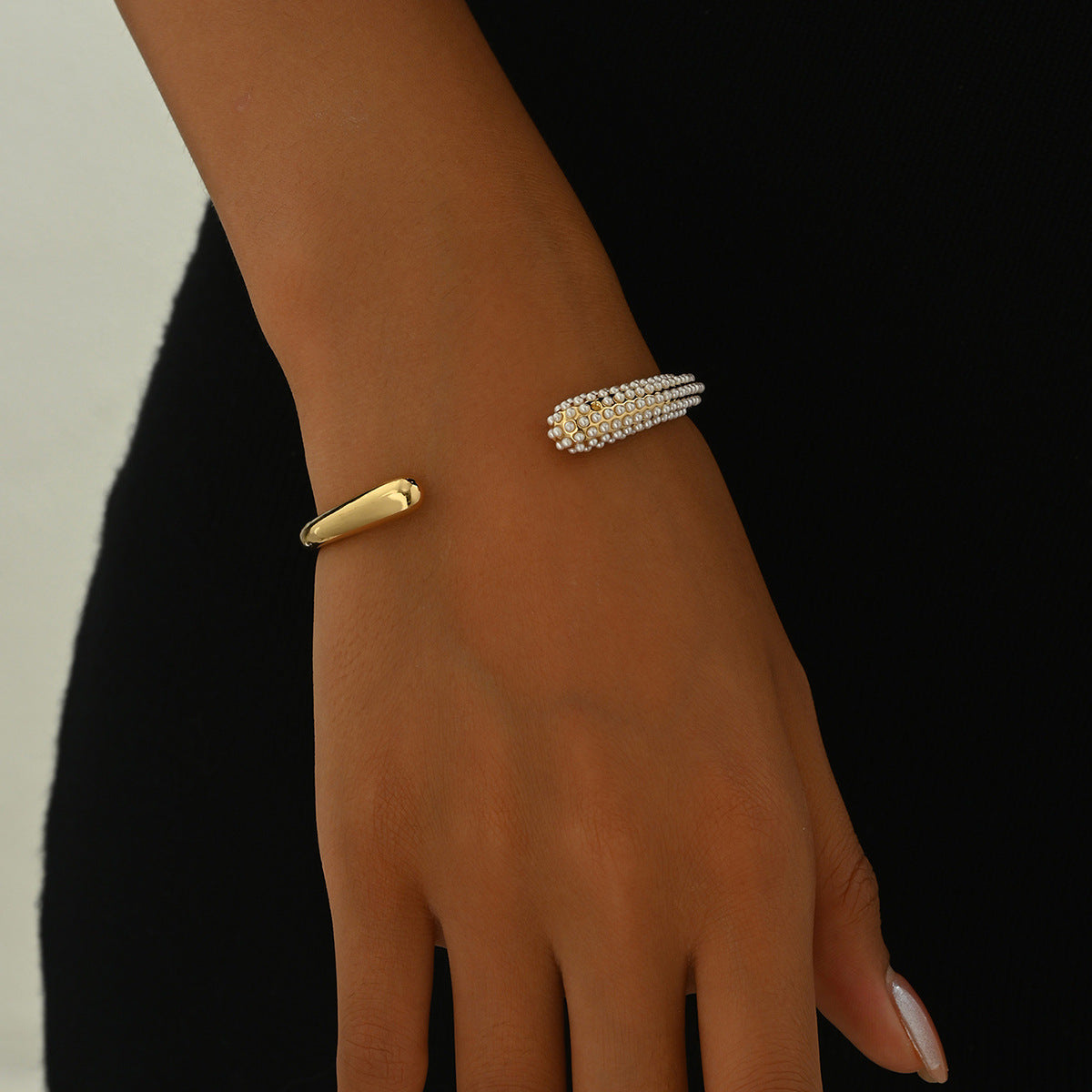 Pulsera de esclava abierta ajustable de lujo minimalista para mujer con incrustaciones de pedrería y diseño circular geométrico