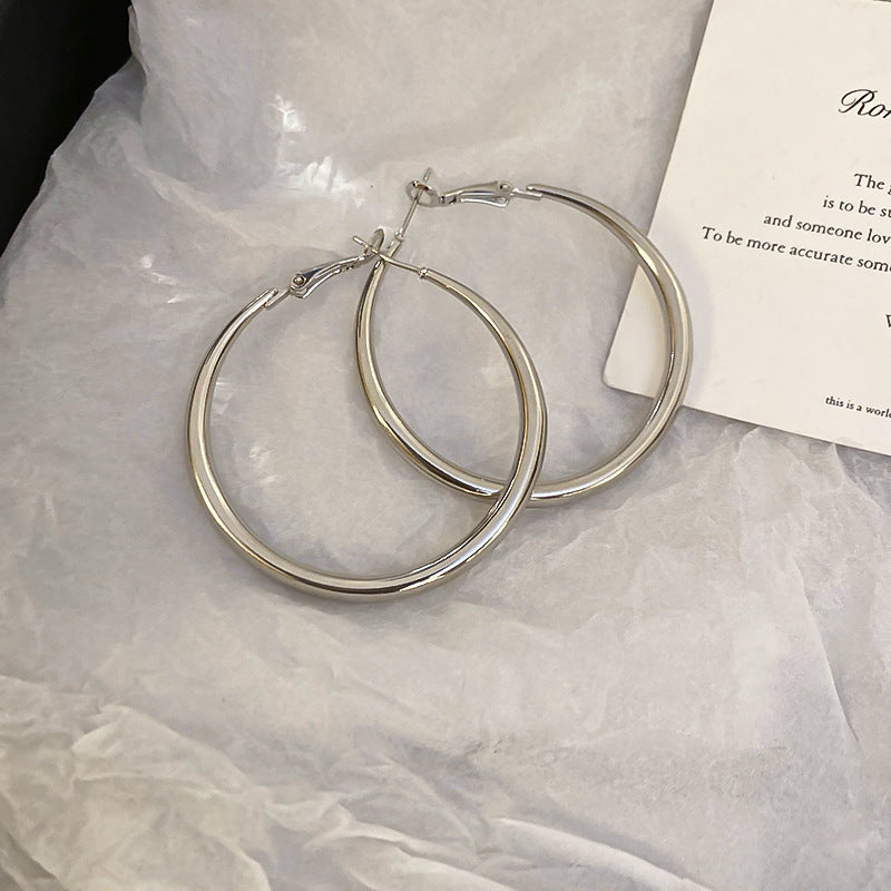 Elegantes aretes de aro geométricos minimalistas de aleación con acabado galvanizado para mujer