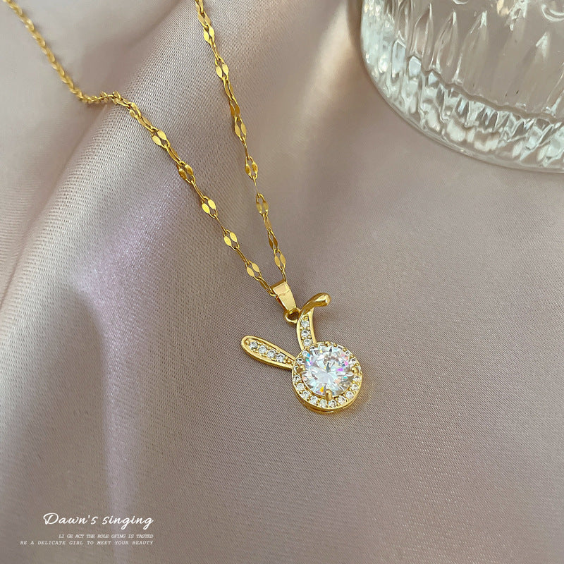 Incantevole Collana con Pendente a Forma di Coniglio da Donna in Acciaio al Titanio con Intarsi di Strass e Design Geometrico
