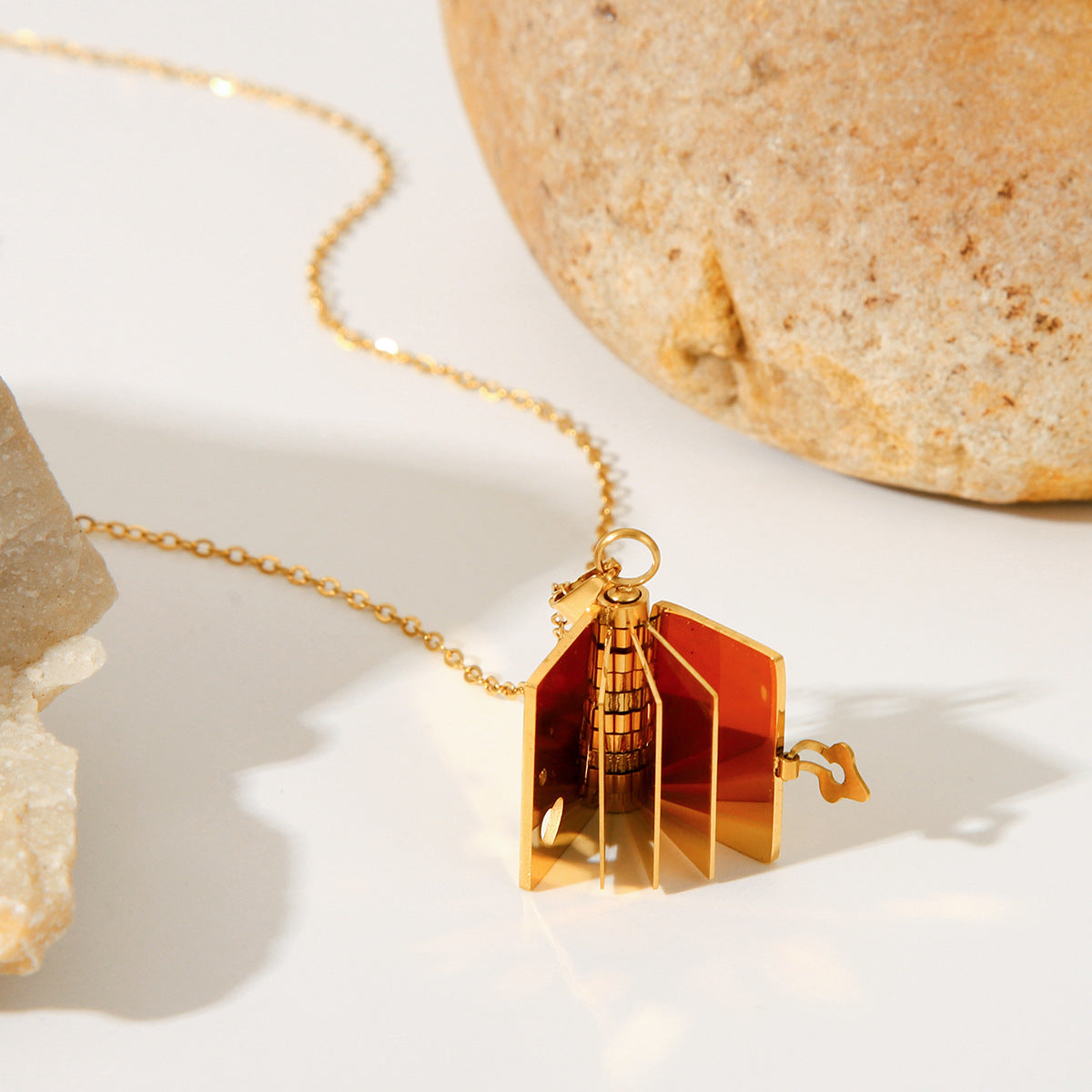Collana con ciondolo a forma di libro minimalista con design a cuore aperto in acciaio inossidabile e acciaio al titanio, catena a medaglione elettroplaccata per donna