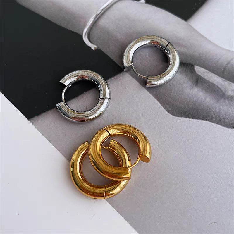 Pendientes de aro minimalistas en forma de U de acero de titanio chapado en oro de 18 quilates para hombres y mujeres