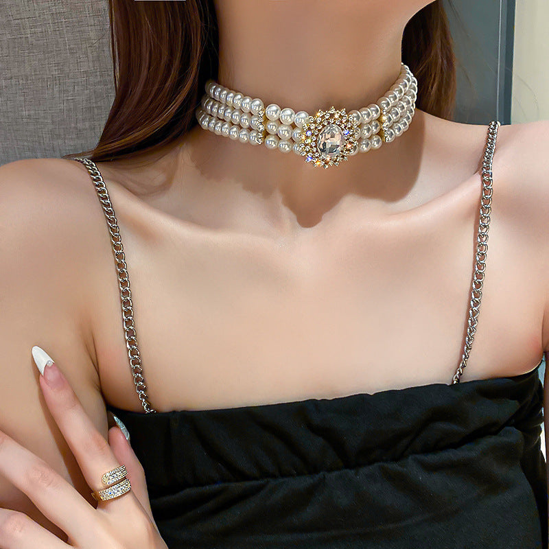 Elegante collar con colgante de lazo de diamantes de imitación y detalles de nácar perlado para mujer — Delicada cadena para clavícula en estilo de lujo minimalista y a la moda