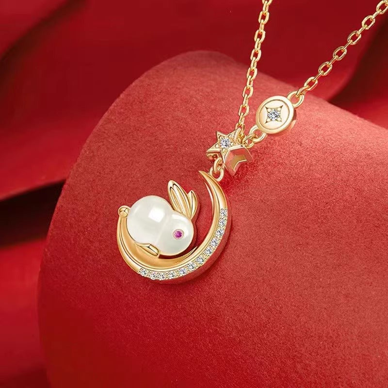 Collana con ciondolo a luna crescente e coniglio di giada, design originale, in acciaio al titanio placcato oro, per uomo e donna, catena a O, a medaglione, regalo di compleanno