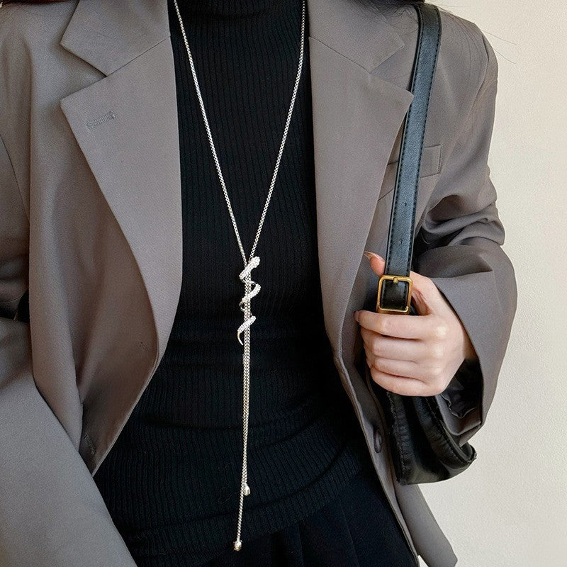 Collana con Pendente Geometrico Minimalista da Donna in Lega con Finitura Elettroplaccata — Catena Leggera per Maglione, Accessorio di Lusso Versatile