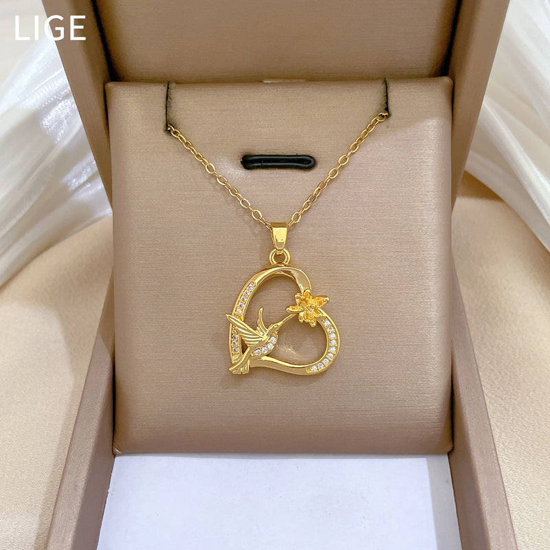 Elegante Collana Pendente Minimalista Rondine e Floreale per Donne con Catena in Acciaio al Titanio e Intarsio di Strass