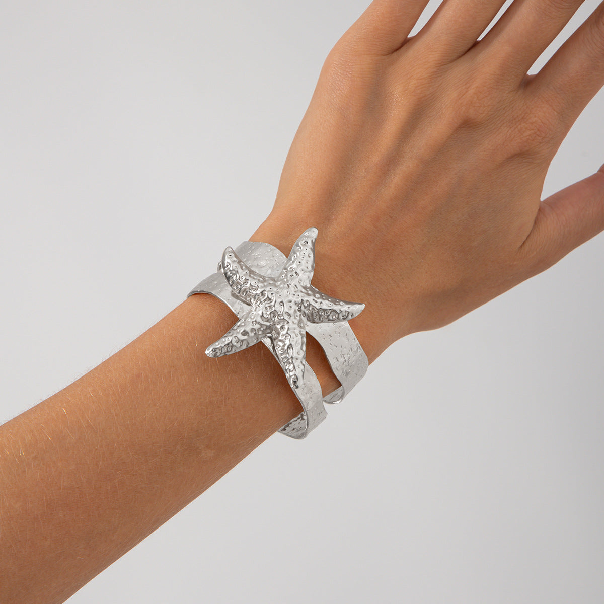 Pulsera de metal con forma de estrella de mar y concha de estilo vacacional con acabado chapado para mujer