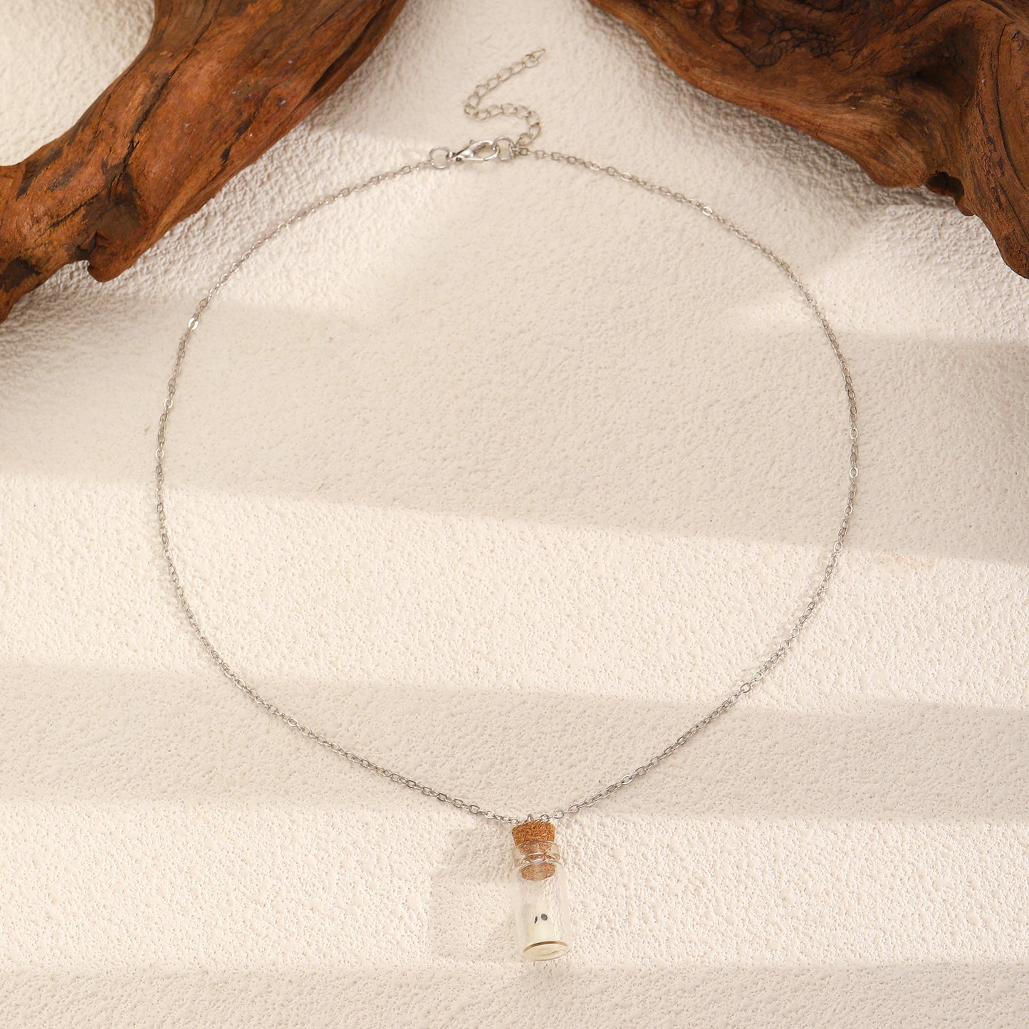 Collar con colgante de fantasma que brilla en la oscuridad para la noche de Halloween, dije de resina y acrílico en cadena de clavícula ajustable con diseño de personaje de dibujos animados