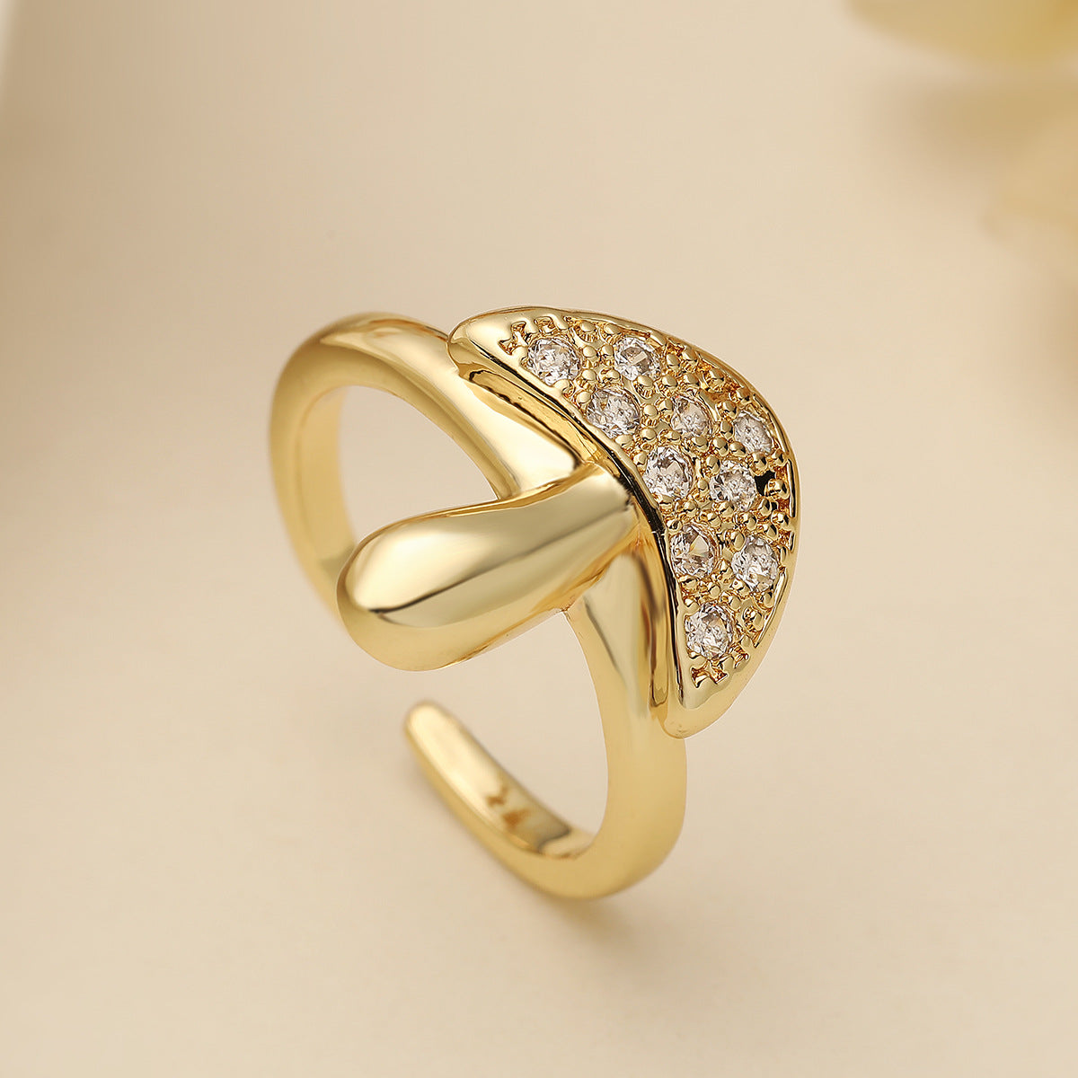 Anillo Minimalista Geométrico en Forma de Champiñón de Cobre con Baño de Oro de 18K y Circonita Microengastada para Mujer