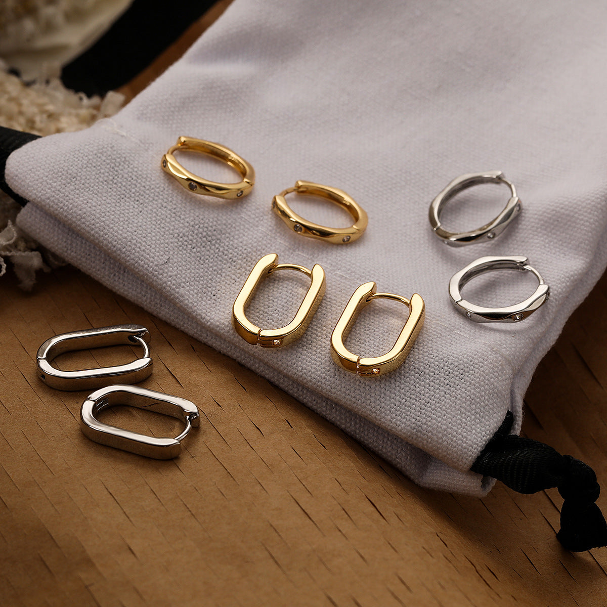 Orecchini a Cerchio Minimalisti Geometrici in Rame con Placcatura in Oro e Intarsi in Zirconi da Donna