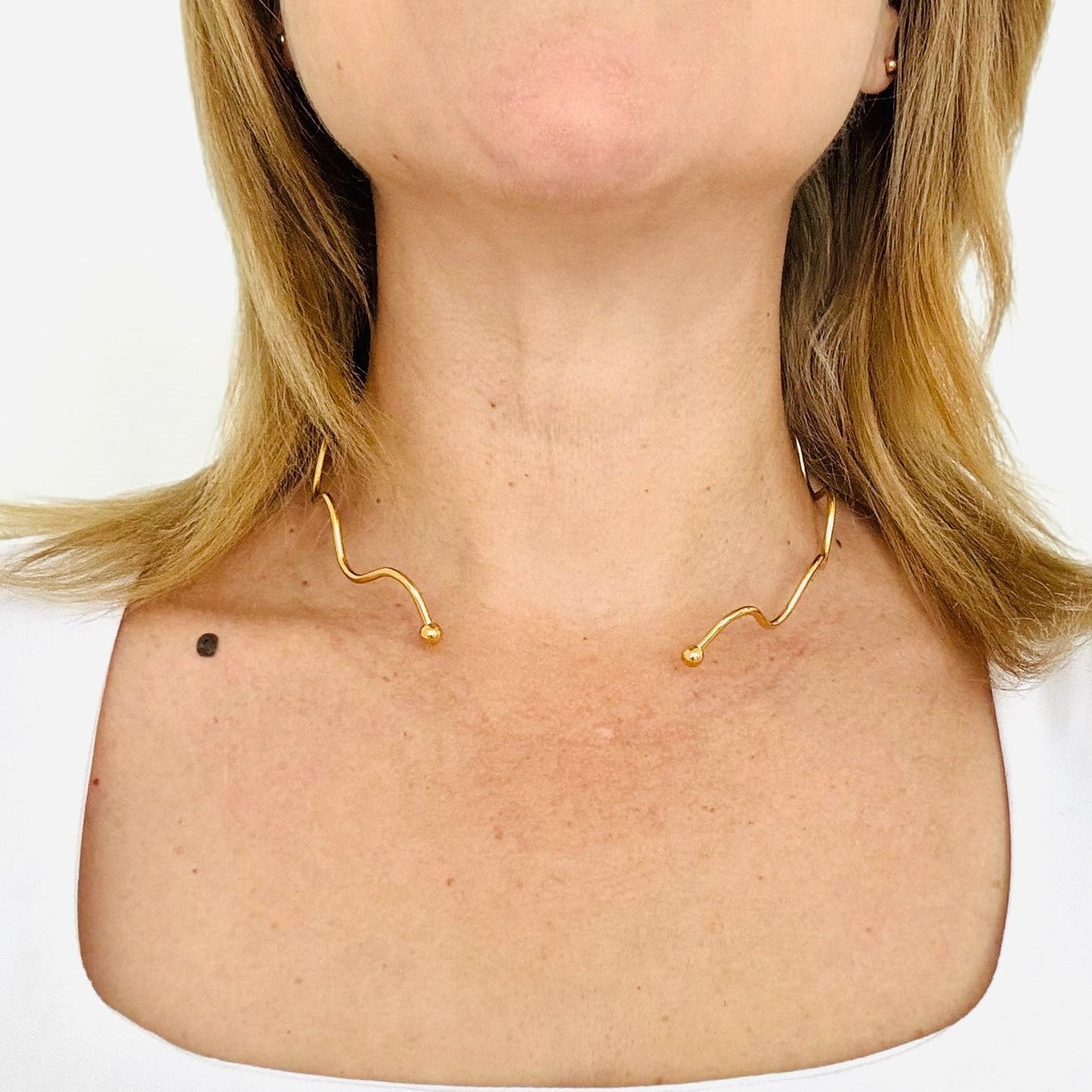 Collar ajustable ondulado de acero inoxidable chapado en oro de 18 quilates para mujer Estilo OL