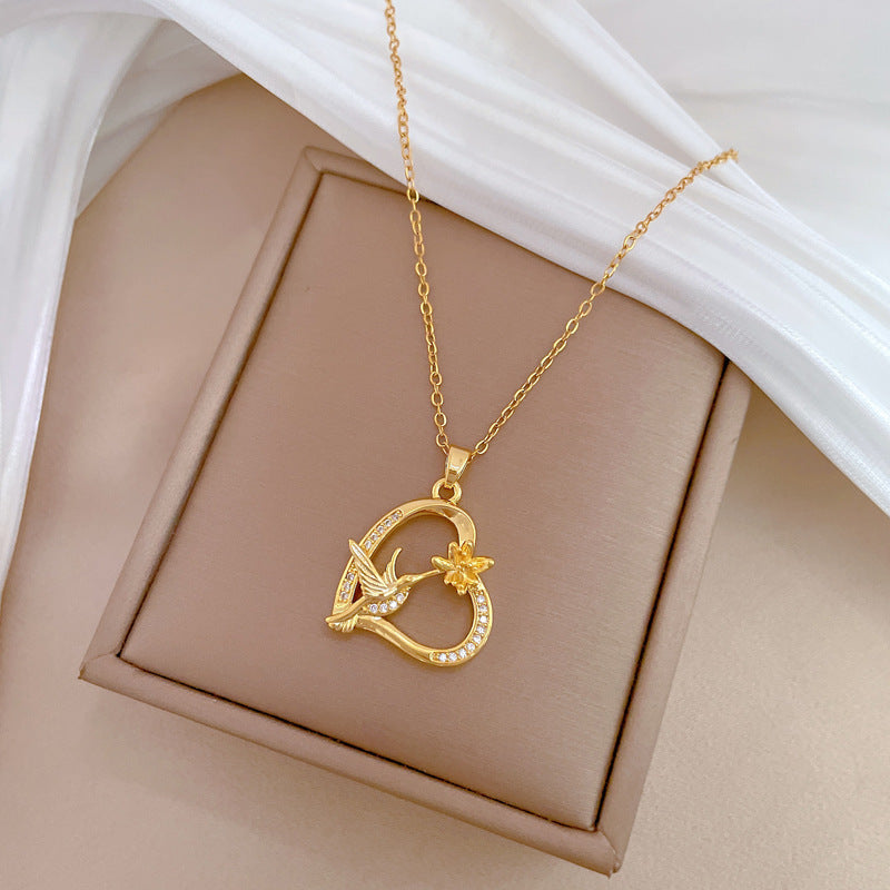 Elegante Collana Pendente Minimalista Rondine e Floreale per Donne con Catena in Acciaio al Titanio e Intarsio di Strass