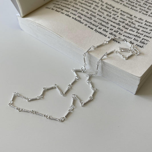 Collana da donna in argento sterling 925 minimalista con linea geometrica attorcigliata