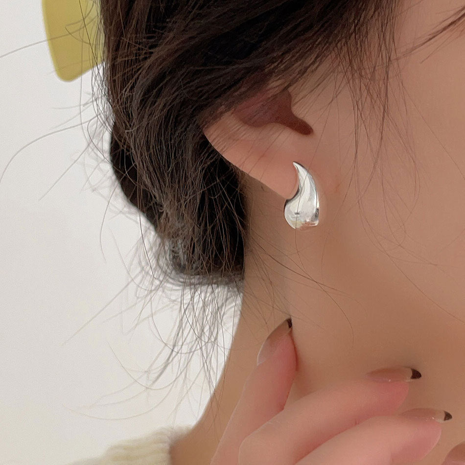 Aretes Minimalistas de Plata de Ley 925 con Forma de Lágrima y Acabado Bañado