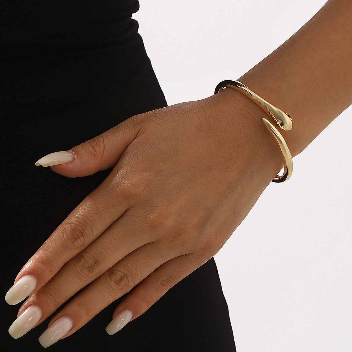 Elegante pulsera de aleación pulida con forma de serpiente para mujer con cierre de resorte