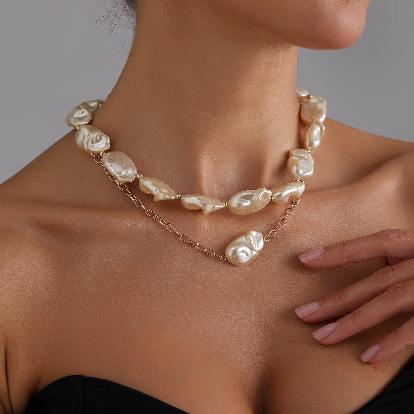 Collana di Perle Geometrica Ispirata al Barocco per Donne con Pendente in Lega e Finitura Placcata, Elegante Catena a Doppia Strato Minimalista per Clavicole