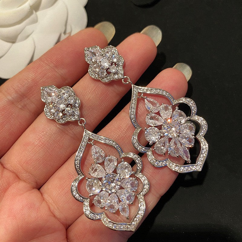 Orecchini a perno minimalisti a stella con perle e accenti di zirconi, su perni in acciaio ipoallergenico