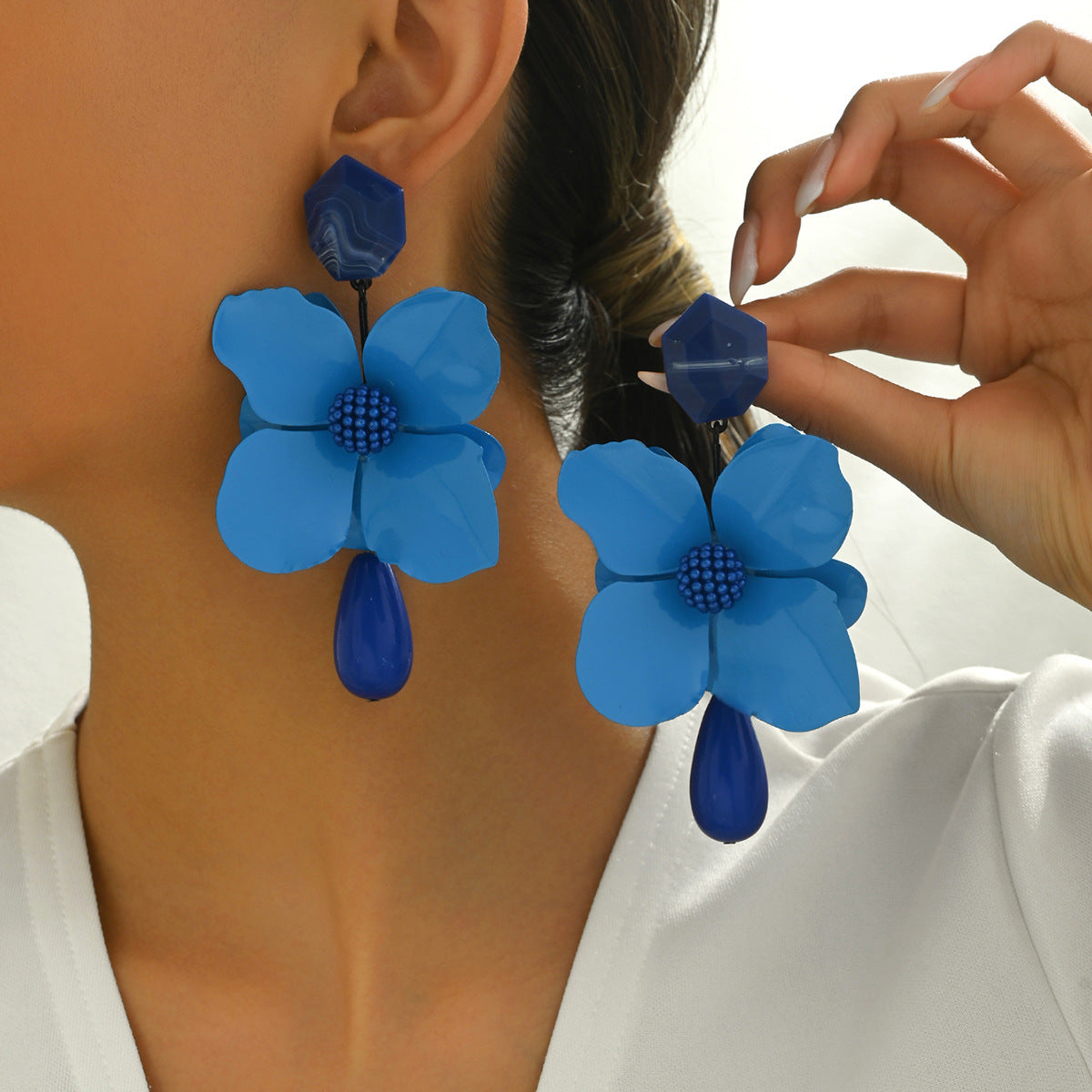 Orecchini pendenti da donna alla moda con design floreale geometrico, dettagli smaltati e incastonatura micro-pavé su base in rame