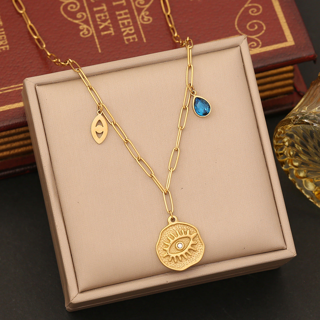 Divertido collar con colgante en forma de ojo con acabado de esmalte en acero inoxidable sobre cadena tipo O para mujer