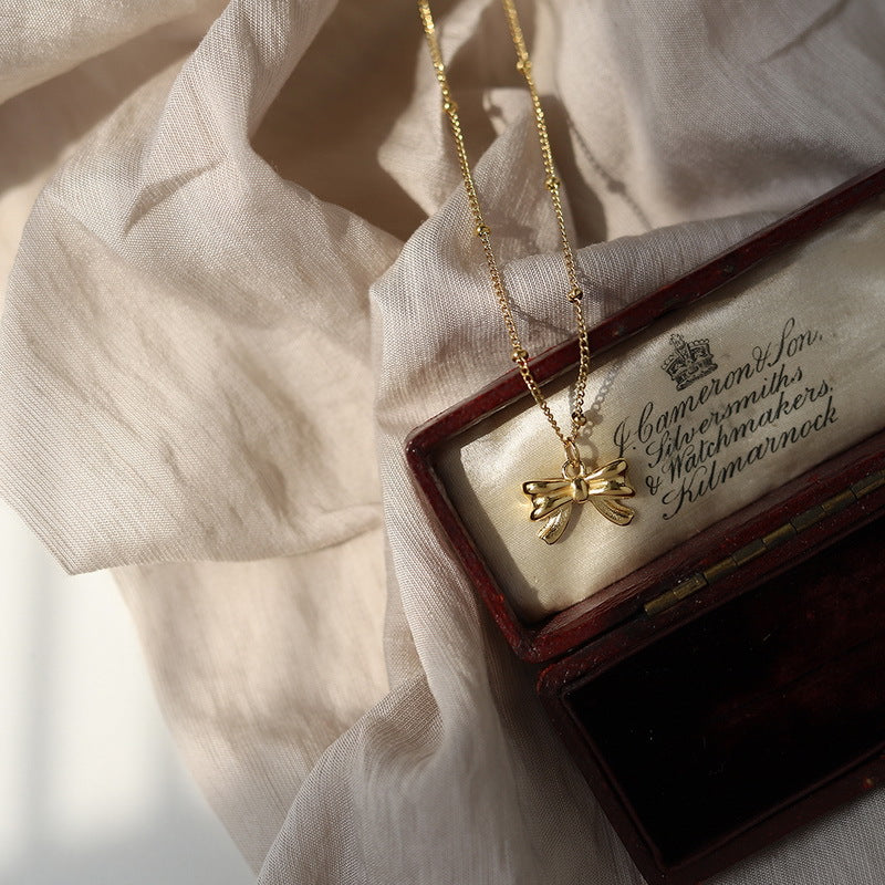 Collana minimalista con ciondolo a farfalla per donna in acciaio al titanio con finitura placcata, catena delicata per clavicola