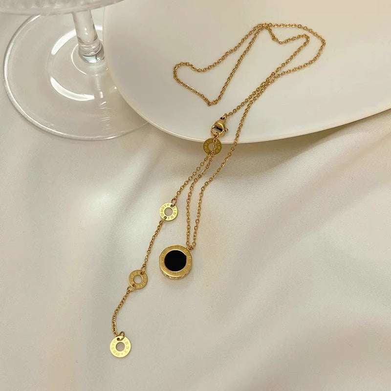 Collana con Pendente a Moneta Romana Bifacciale Nera Minimalista da Donna, Catena a Medaglione in Acciaio al Titanio con Forma Irregolare e Finitura Placcata