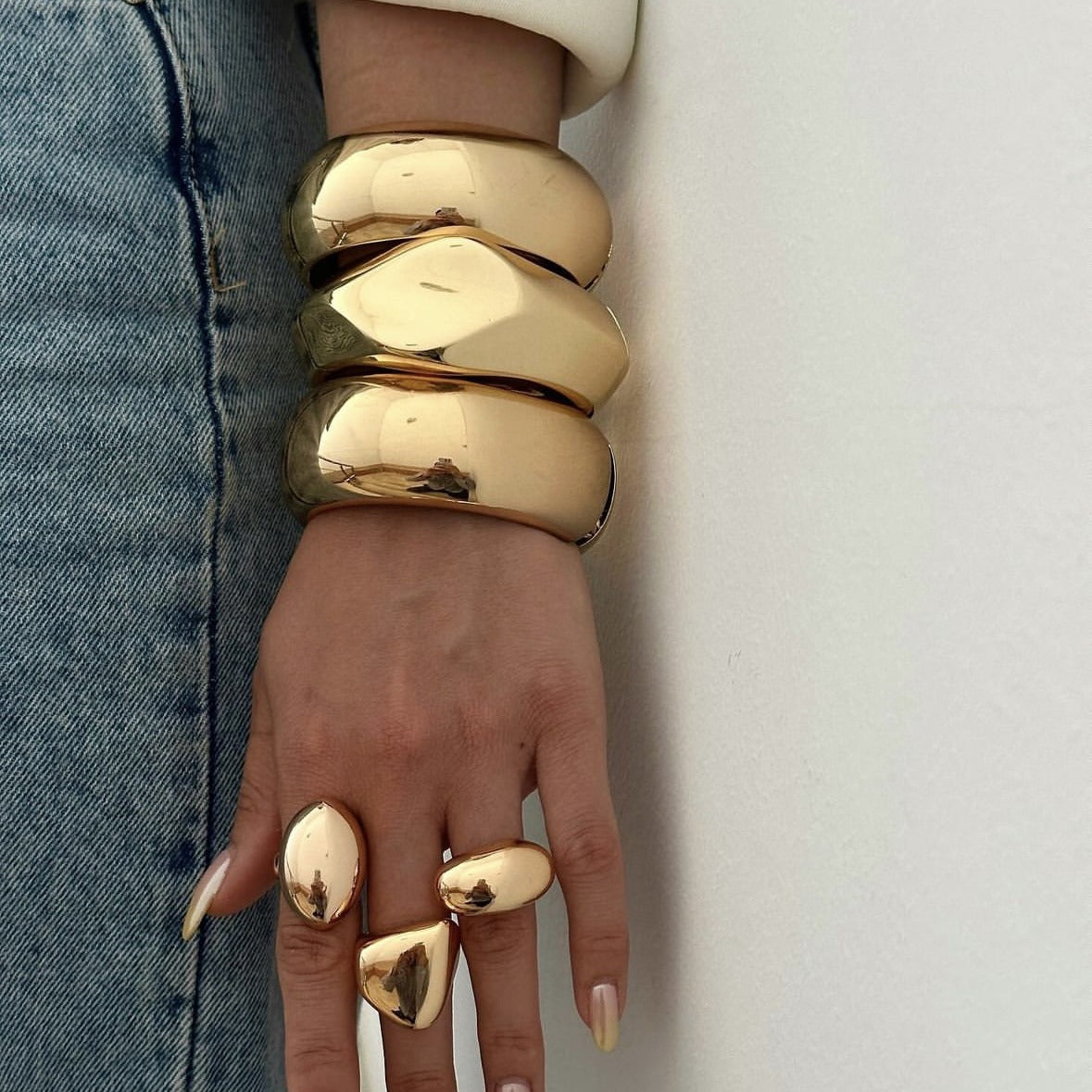 Bracciale a molla da donna in metallo placcato lucido con motivo geometrico a goccia, alla moda