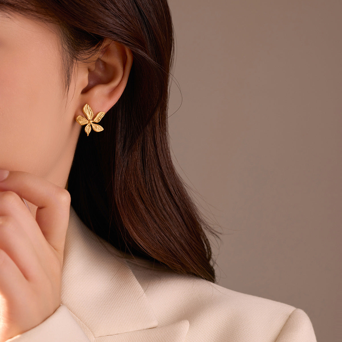 Orecchini da donna minimalisti tridimensionali a forma di fiore in acciaio inossidabile con placcatura in oro 18 carati, anallergici e resistenti allo sbiadimento