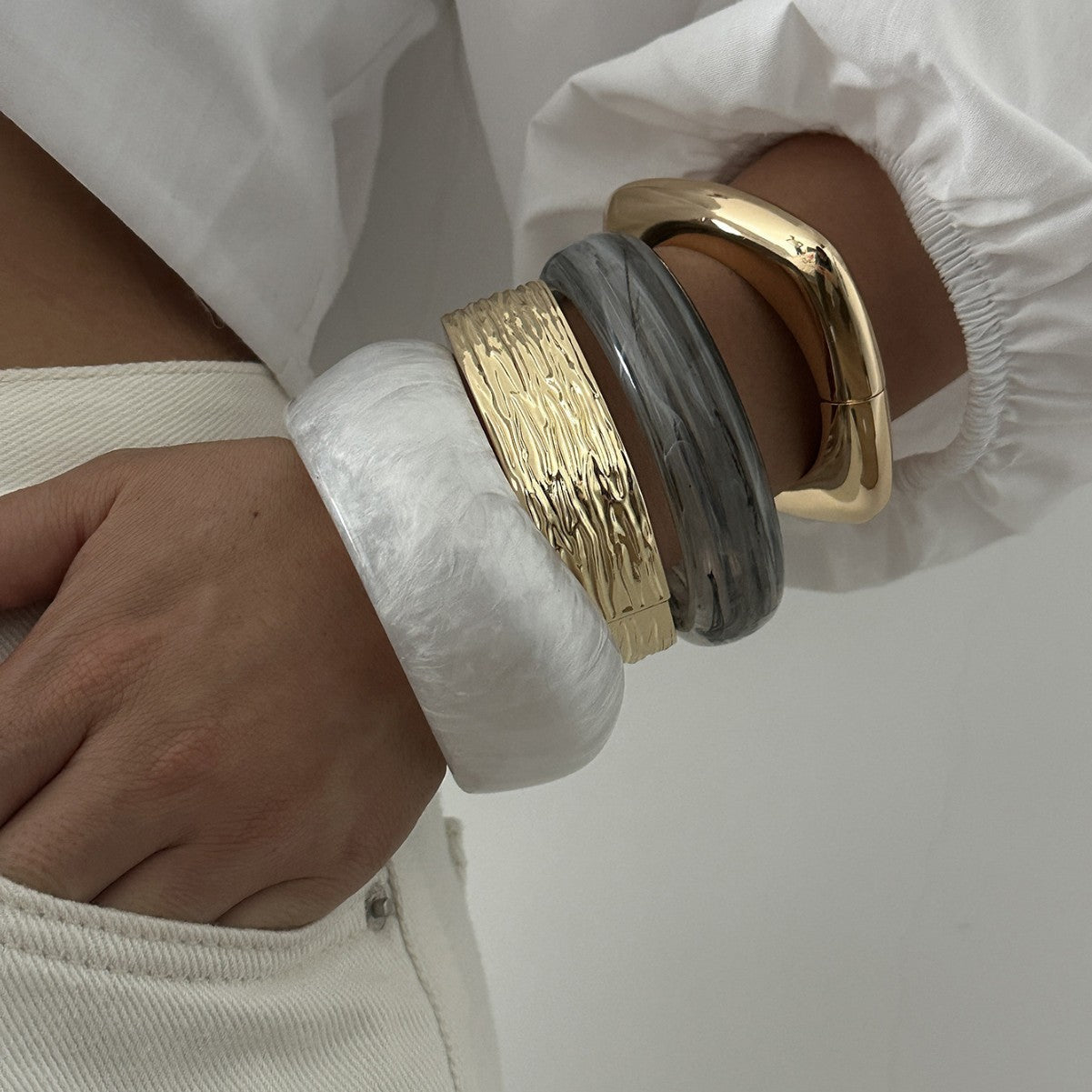 Elegant Geometric Square Resin Hammered Plated Gradient Bangle Bracelet