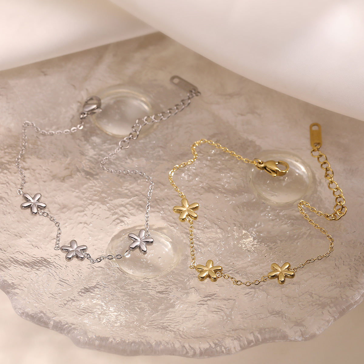 Bracciale in Acciaio Inossidabile a Forma di Fiore Minimalista da Donna Placcato Oro 18K, Design Irregolare