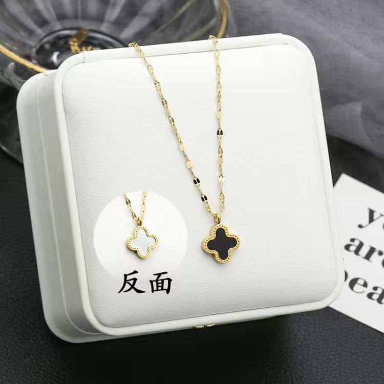 Collana da donna a ciondolo minimalista a quadrifoglio in acciaio al titanio con catena a croce