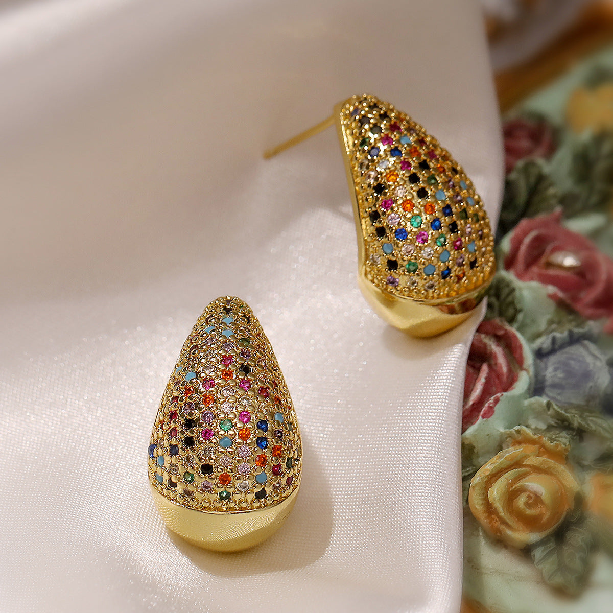 Orecchini da donna minimalisti in rame a goccia placcati in oro 18 carati con zirconi microincastonati