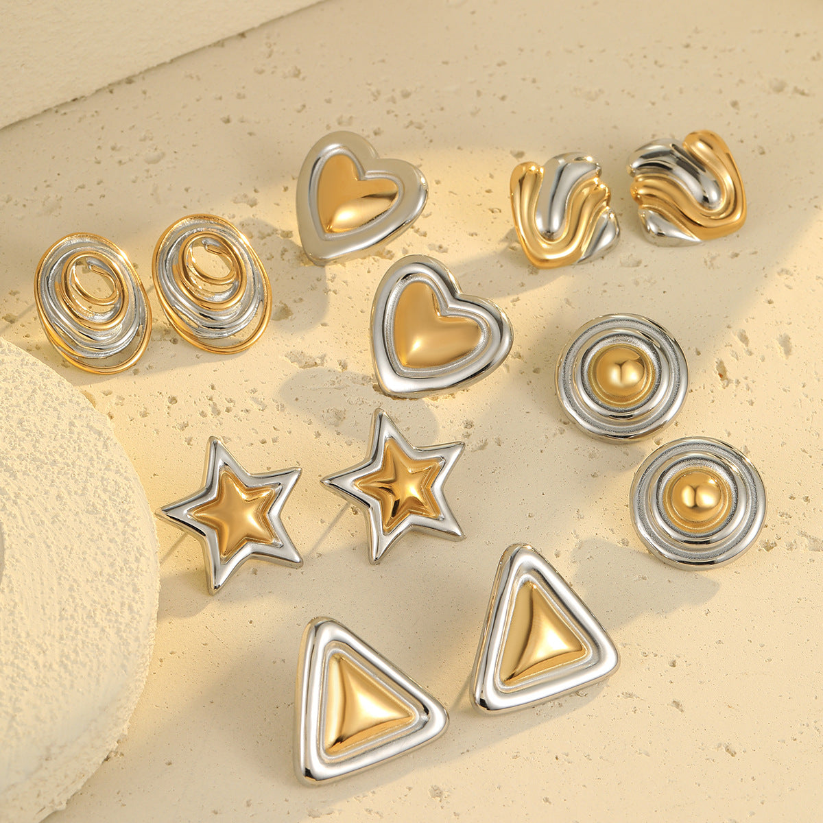 Orecchini a perno geometrici alla moda in acciaio inossidabile a forma di stella e cuore da donna con finitura placcata
