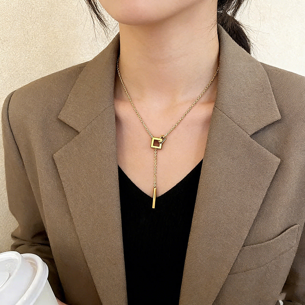 Collana da donna placcata in acciaio inossidabile con design geometrico quadrato vuoto elegante e minimalista