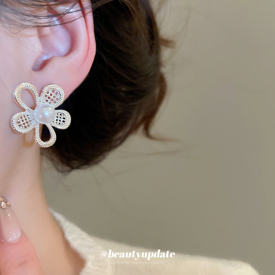 Elegantes Pendientes Minimalistas de Perlas Florales para Mujer con Postes de Acero Chapado y Diseño de Flor Hueca