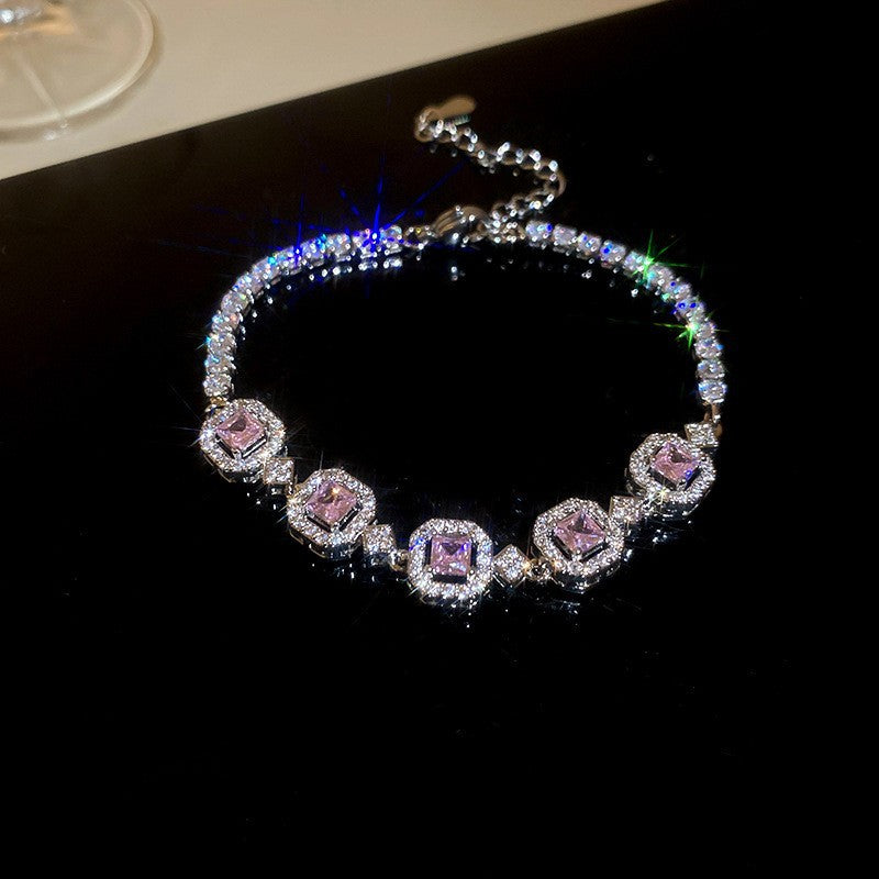 Elegante bracciale da donna con fiore geometrico e accenti in zircone, in rame placcato, stile trendy da ufficio, gioiello versatile e lussuoso per la mano
