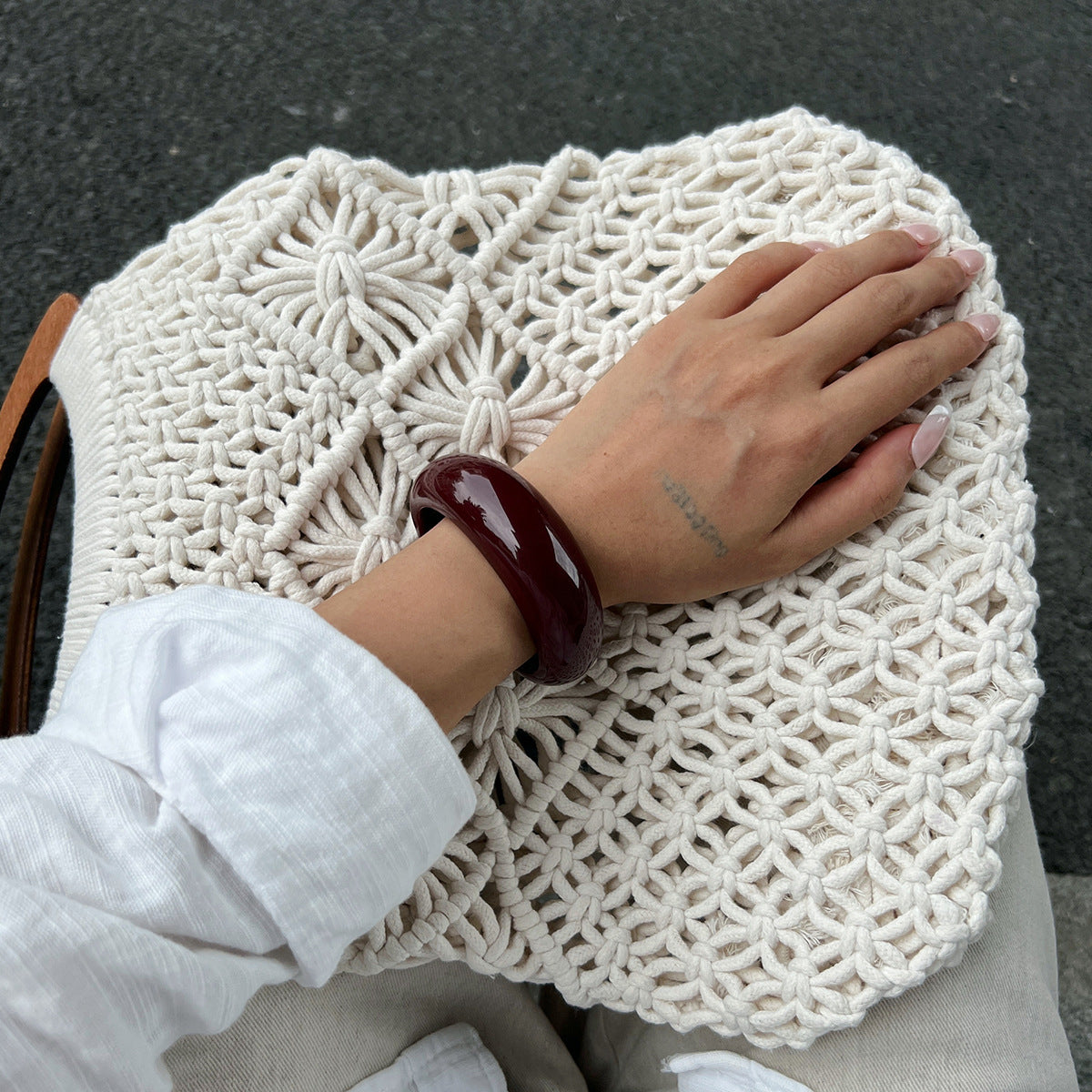 Bracciale a cerchio da donna, aperto, ampio, geometrico minimalista a forma di C con finitura in resina lucida
