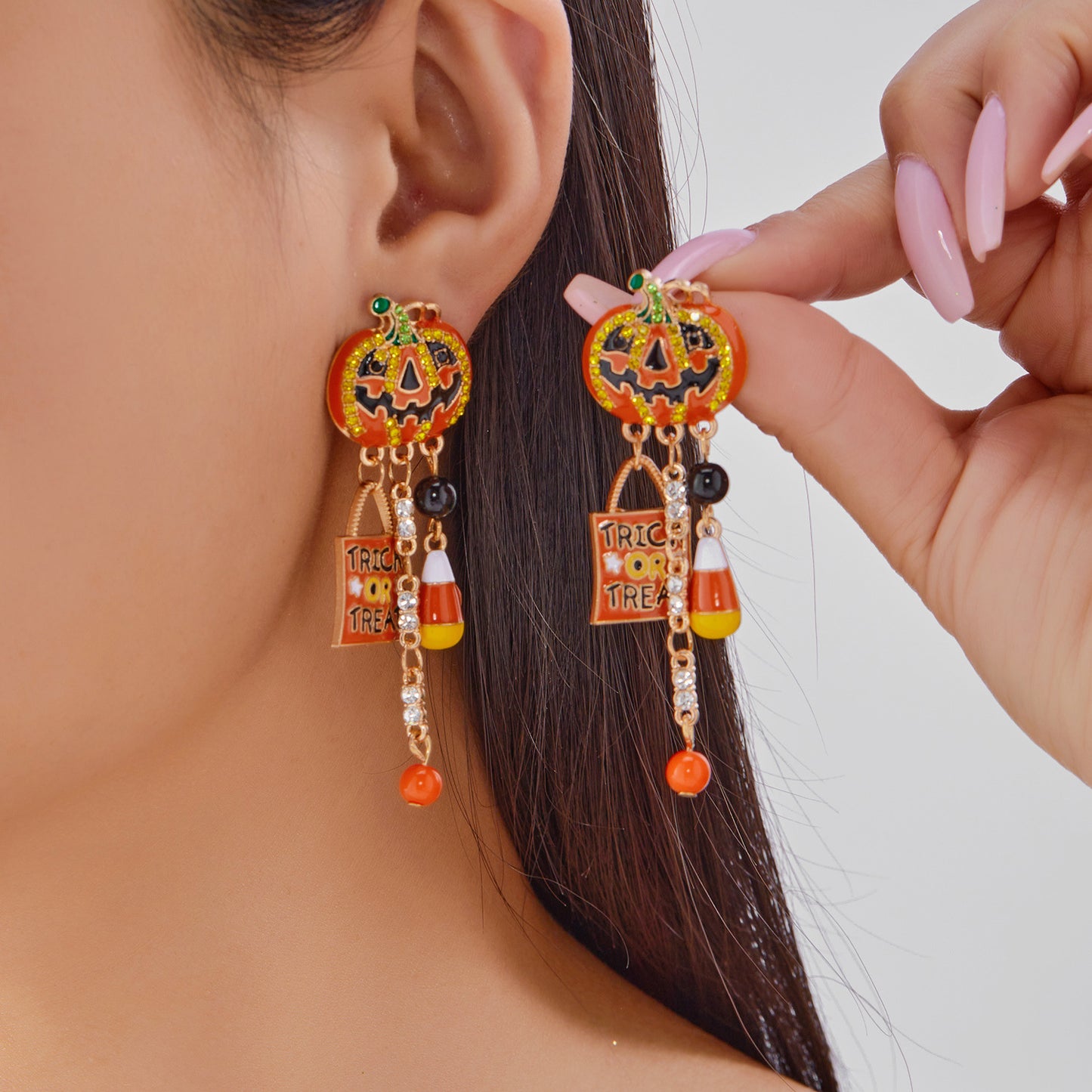 Pendientes de aro bonitos con diseño de calabaza para Halloween, para mujer, con cuerpo de aleación y acabado esmaltado