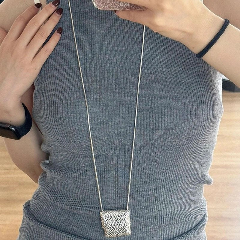Collana con Pendente Geometrico Minimalista da Donna in Lega con Finitura Elettroplaccata — Catena Leggera per Maglione, Accessorio di Lusso Versatile