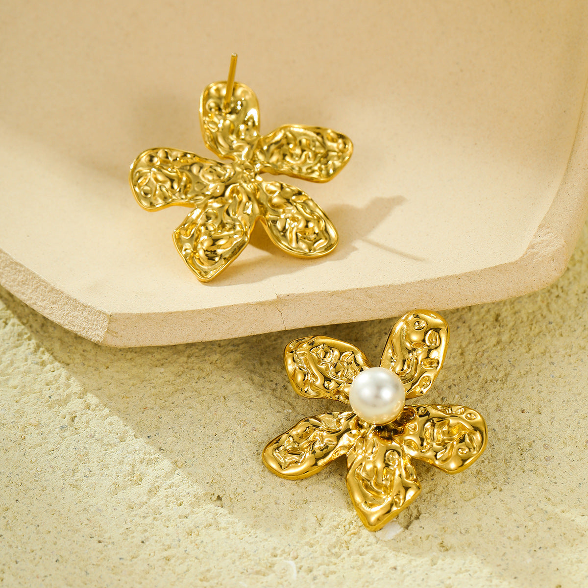 Orecchini da donna in acciaio inossidabile a forma di cinque petali in stile vintage con dettagli di perle
